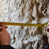 La stradina in questione � lunga una ventina di metri e collega via Ciampolillo e vico I� Croce. � affiancata da due muri in pietra e nel suo punto pi� "claustrofofico" � ampia appena 38 centimetri